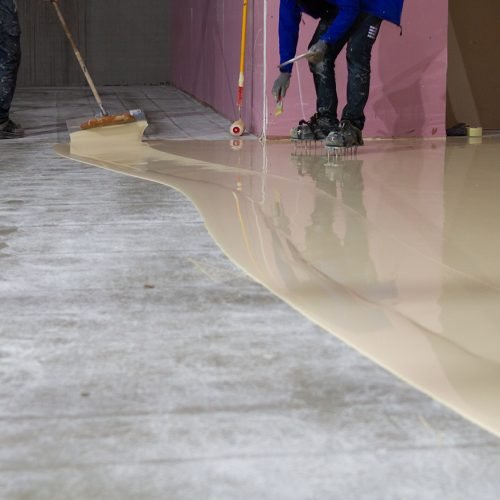 The worker who applied the resistant epoxy resin in the new hall was highly skilled and experienced in the application of epoxy coatings. Their attention to detail and knowledge of the proper techniques and safety measures ensured a high-quality and long-lasting finish.